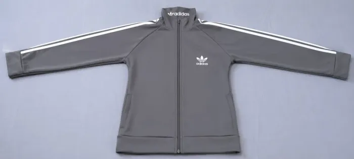 Esta é uma jaqueta cinza adidas Originals Firebird