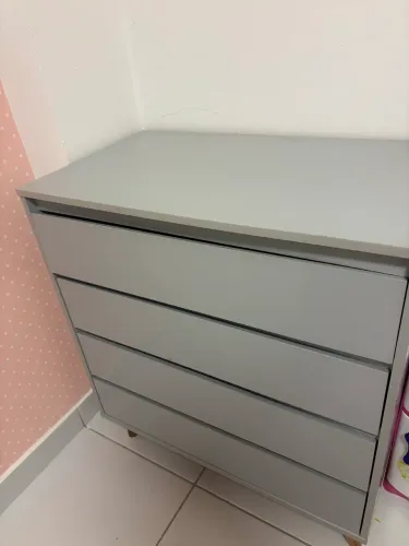 Cômoda com 4 gavetas