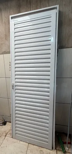 Porta de alumínio branca de 70cm usada