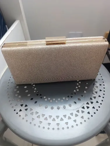 Bolsa dourada para festa. Usada somente uma vez.