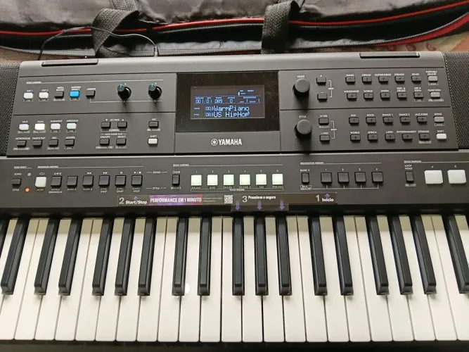 Teclado Yamaha PSR-E483 seminovo