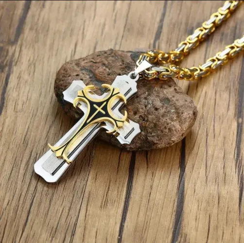 Colar com pingente de Cruz Templária de aço cirúrgico e titânio 