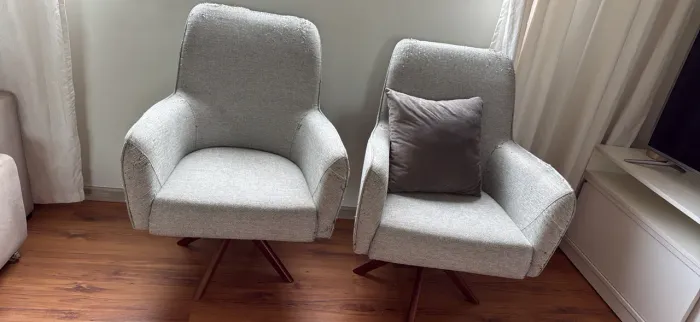Poltronas em base de madeira