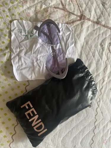 Óculos de Sol Fendi FE40042U em excelente estado de conservação.