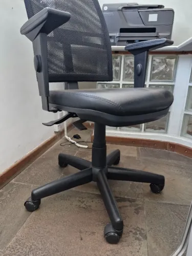 Cadeira de escritório Cavaletti modelo diretor