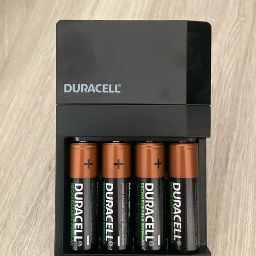 Pilhas recarregáveis Duracell + carregador