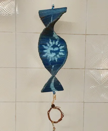 Catavento ou móbile mensageiro dos ventos em espiral azul.