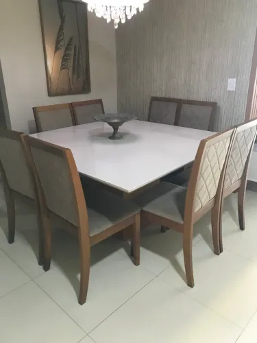 Vendo mesa com 8 cadeiras