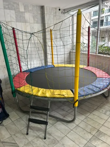 Cama elástica pula-pula infantil