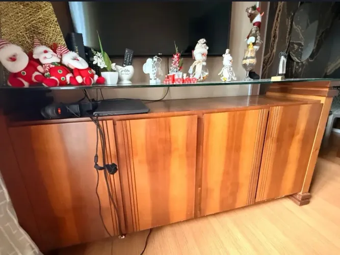BUFFET/RACK DE MADEIRA COM VIDRO TEMPERADO
