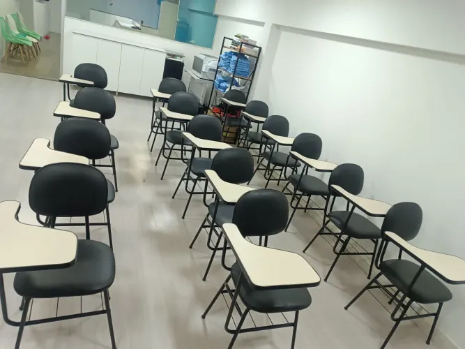 Cadeiras universitárias com prancheta