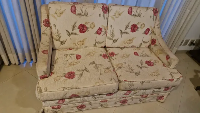 Conjunto clássico estilo colonial vintage: sofá 2 lugares com 2 poltronas,
