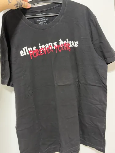 Blusa Ellus preta com vermelho, nunca usada! Tamanho XGG/XXL