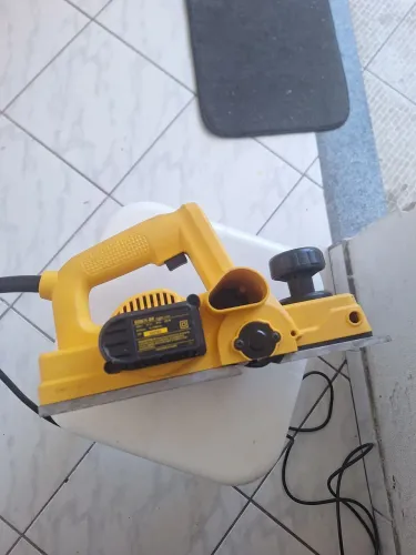 Plaina eletrica dewalt.