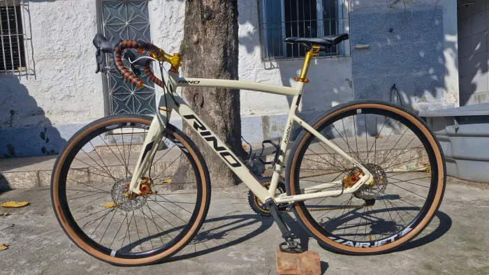 Golden Gravel Bike customizada e performance 