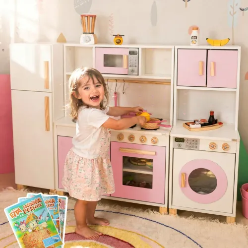 Cozinha infantil com geladeira e máquina de lavar em madeira
