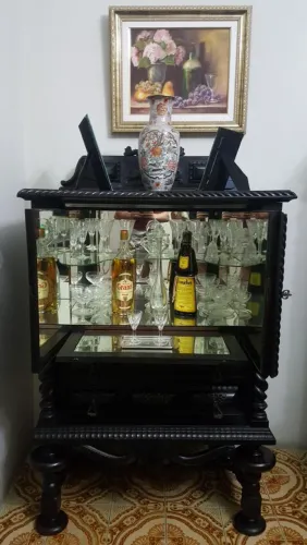 Móvel barzinho manuelino em perfeito estado