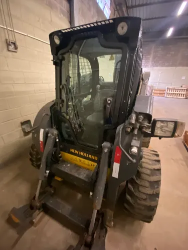     Mini Carregadeira New Holland L330 Cabinada