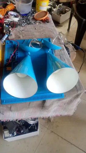 Luminárias pendentes com lâmpadas de led.