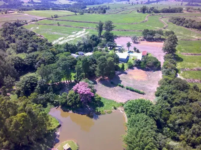 Maravilhoso Sítio com hum alqueire de terra a meia hora de Sorocaba e a uma hora de São Pa