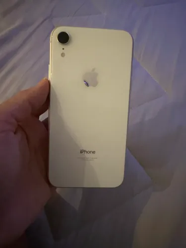 Vendo celular IPhone XR Branco único dono em perfeito eatado