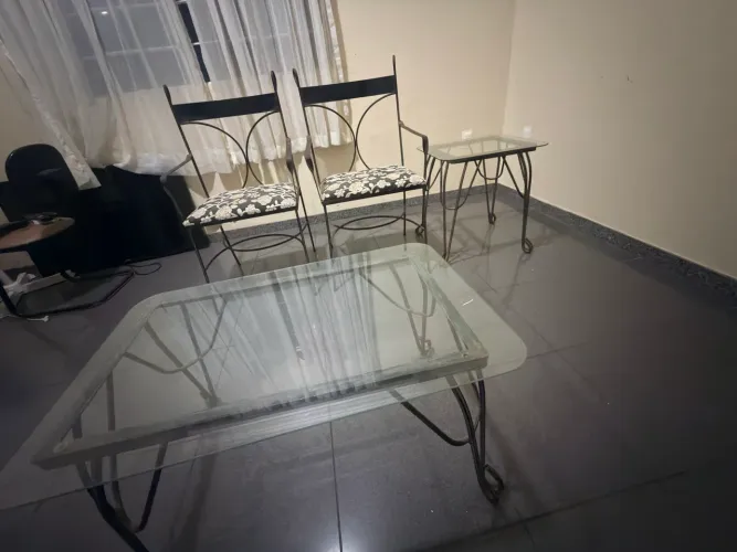 Conjunto com duas cadeiras e duas mesas
