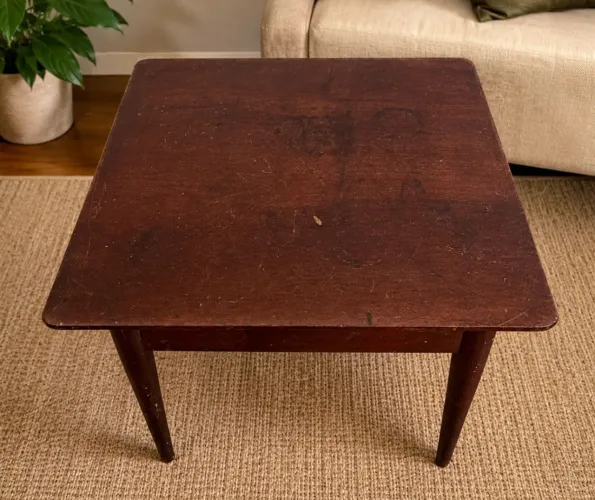 Mesa antiga medidas 44x44 cm. altura 37cm