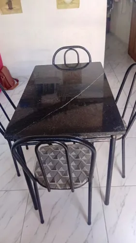 Vendo mesa pedra de mármore com quatro cadeiras