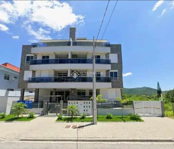 Balneário Açores é o lugar pra quem busca sossego sem abrir mão de estrutura. Seu apê de p