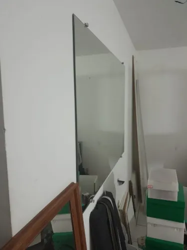 Vendo espelho em ótimo estado. Metragem: 1,20x2,00