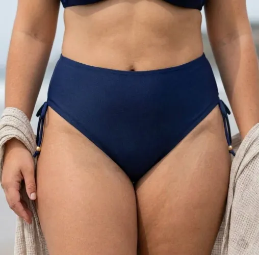 Calcinha de biquíni plus size azul marinho com amarração lateral dourado cintura alta