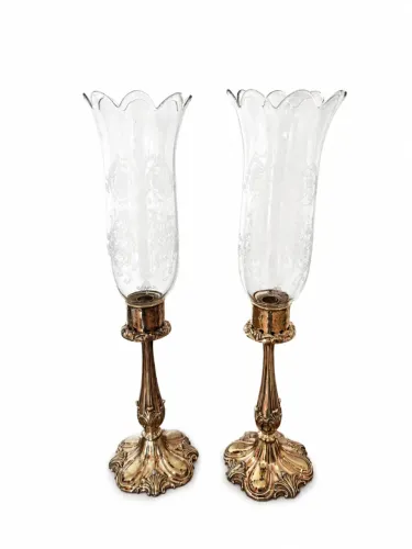 Par de Castiçais Antigos em Metal Dourado com Tulipas de Vidro Decoradas