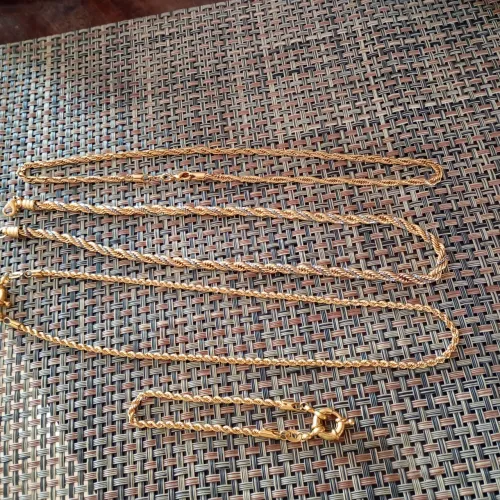 3 colares e 1 pulseira todos banhado a ouro estão perfeitos 