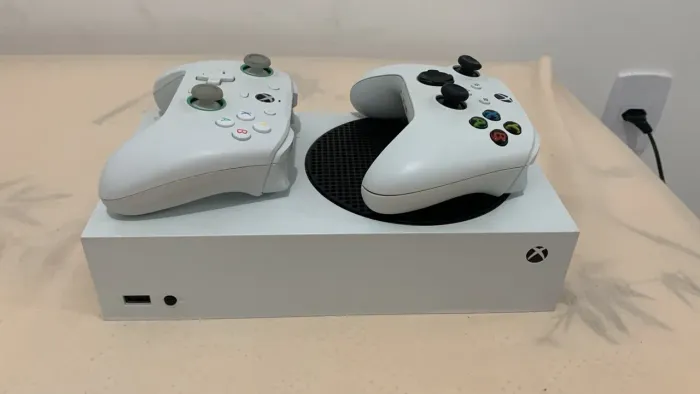 Xbox Series S 512GB Branco, Usado acompanha 2 controles