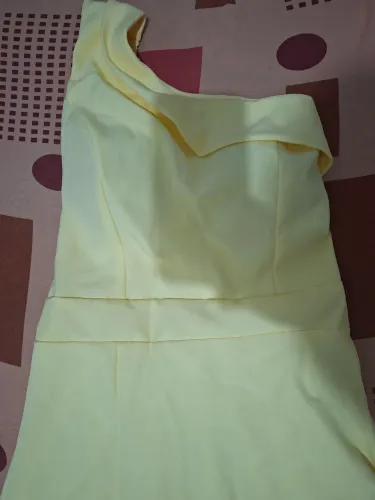 vestido amarelo pastel