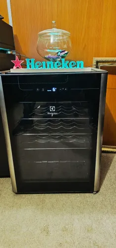Adega Electrolux 24 Garrafas com Compressor Preta 1 Porta WSF24
