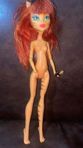 Boneca Monster Hight Toralei falta mão e roupa 