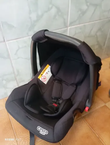 carrinho de bebê e bebê conforto Cosco Kids Travel System Reverse na cor preto bronze.