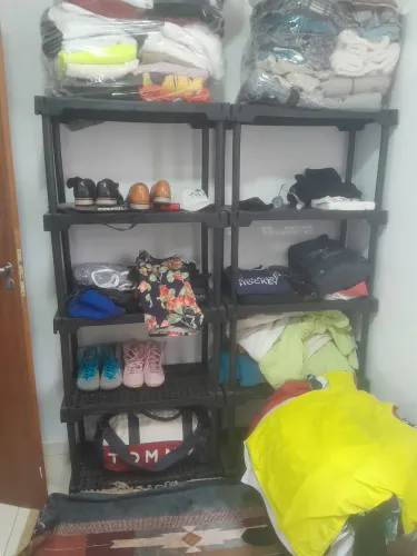 Estantes , roupas diversas , sapatos 39/40 .tênis etc