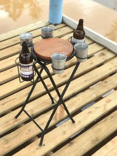 Mesa para petiscos dobrável em ferro e madeira