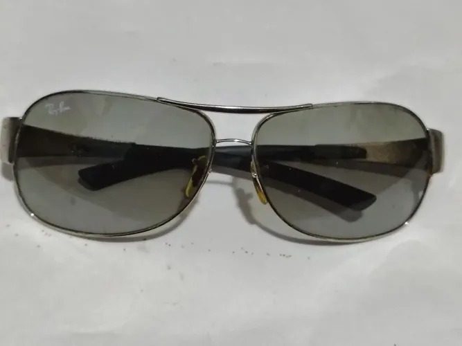 Óculos de sol Ray ban usados em bom estado 