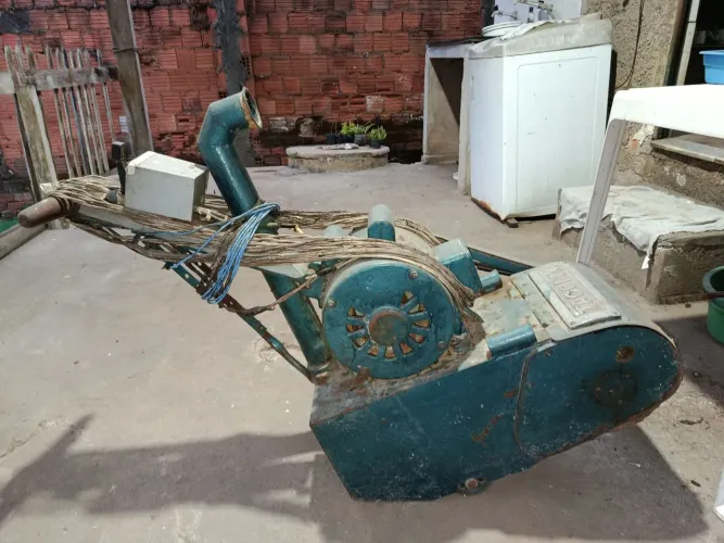 Máquina lixadeira de pisos de madeira funcionando. Precisa de reparos pequenos.