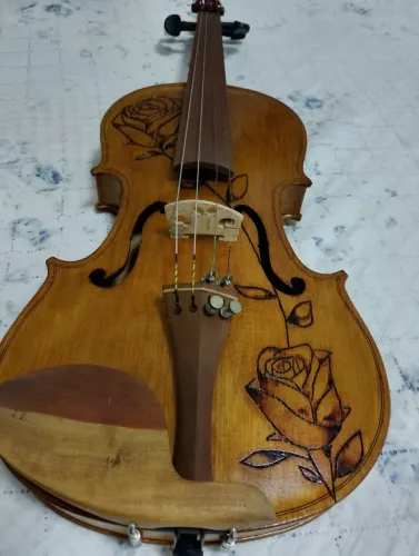 Violino artesanal com rosas entalhadas