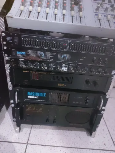 Som montado ( 3 potências, 1 equalizador,1 reverbio e mesa de som com hack )