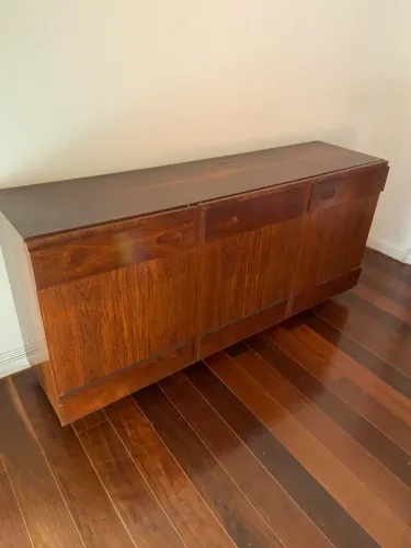 Buffet em madeira Sucupira com 3 portas, 3 gavetas planejadas para faqueiro