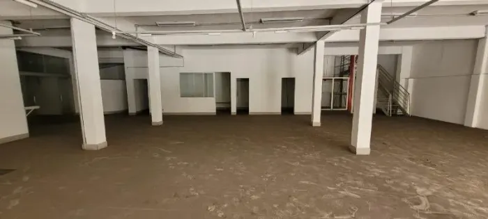 Oportunidade Única: Galpão Comercial de 900m² com 8 Salas e 4 Banheiros no Bairro Carlos P