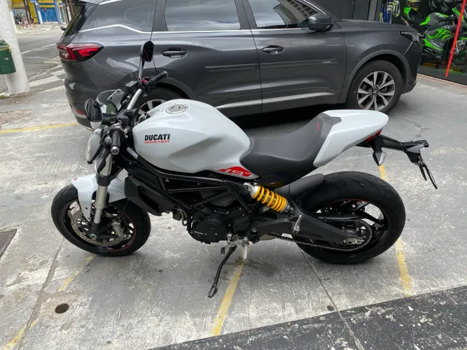 Moto muito nova, linda em perfeito estado baixa km.