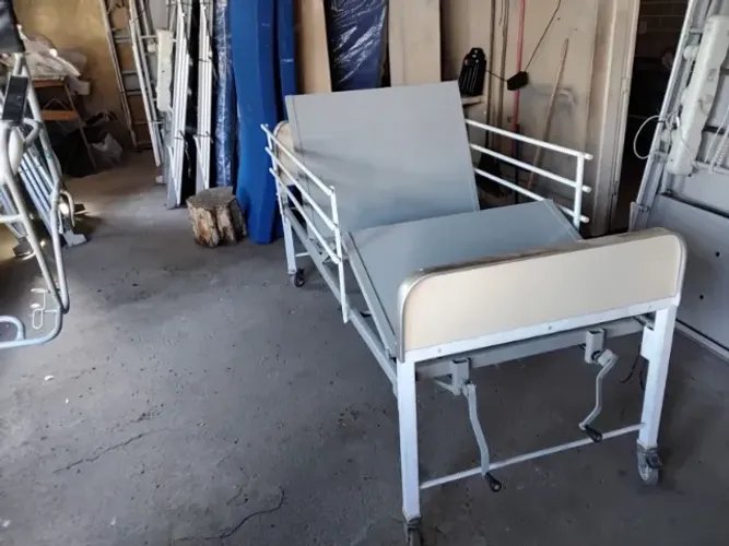 Cama hospitalar de duas manivelas