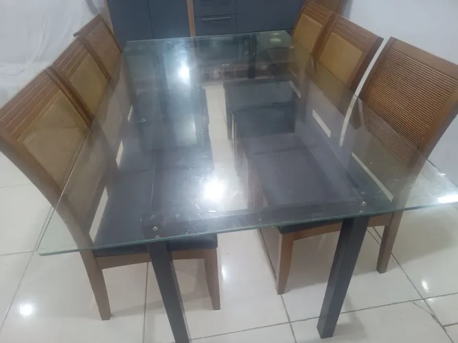 Mesa de vidro1metro e 80 cm,por 1 metro é 10 cm de largura.base de aço de inox,.