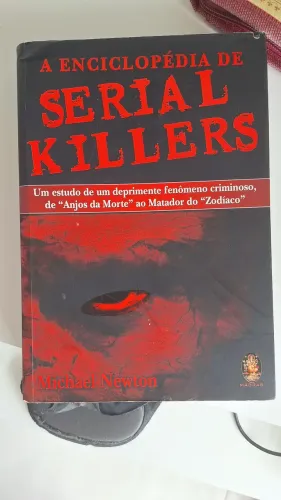 Livro a enciclopédia de serial killers